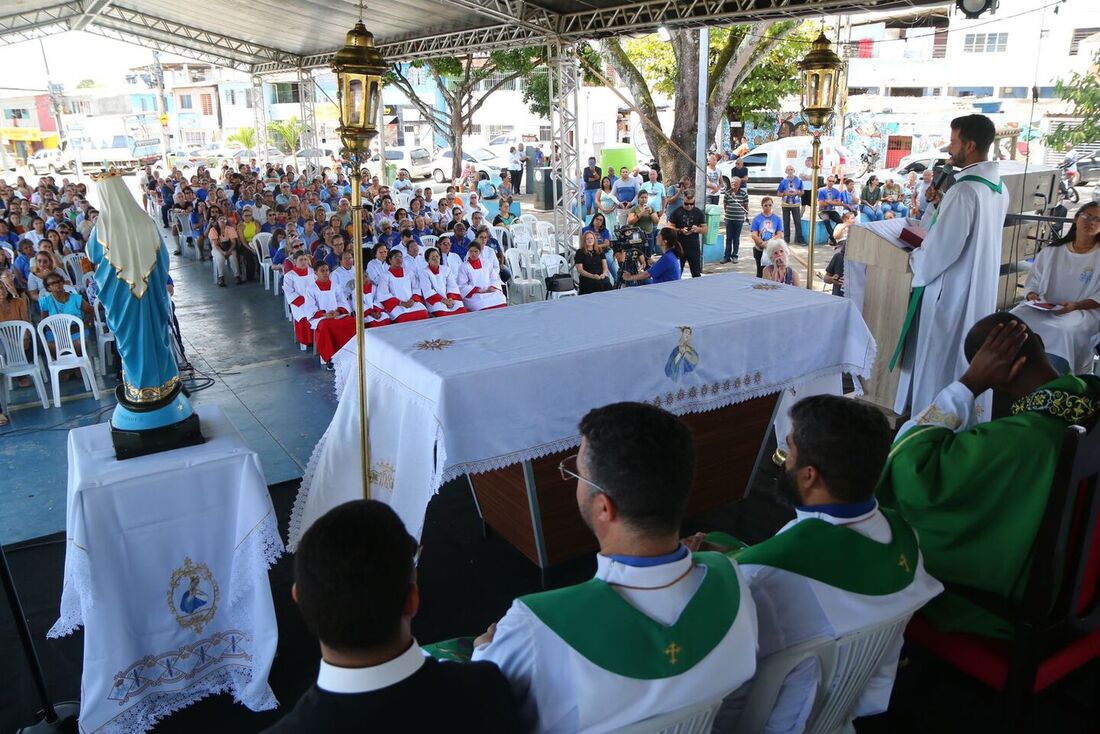 Missa dominical foi celebrada na estrutura montada na quadra em frente à Paróquia