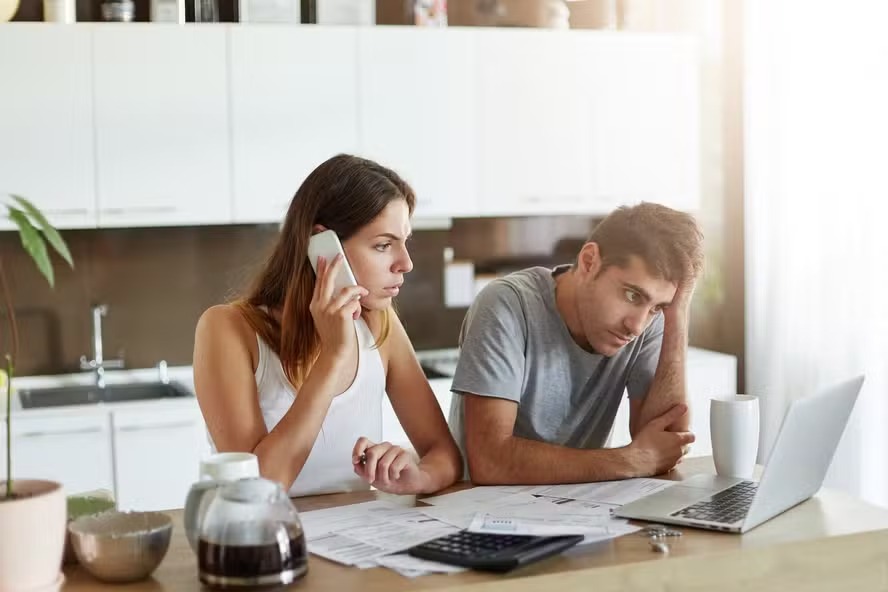 Especialistas citam erros ao abordar vida financeira do casal