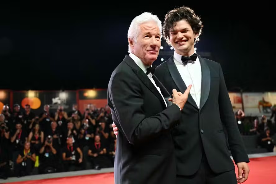 Richard Gere e o filho, Homer, no tapete vermelho de Veneza 