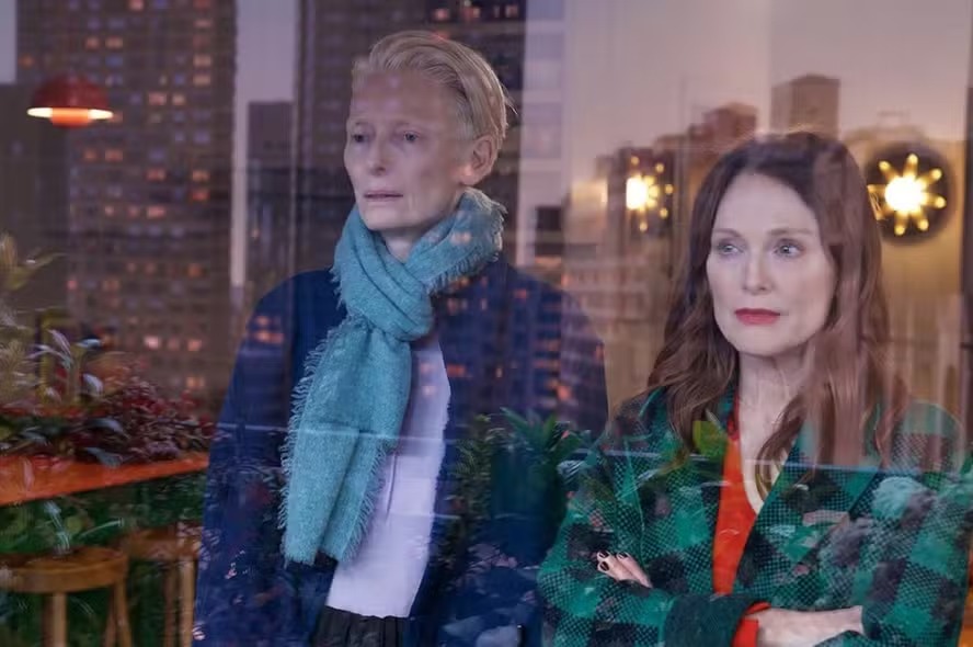 Tilda Swinton e Julianne Moore em 'The room next door' (2024) 