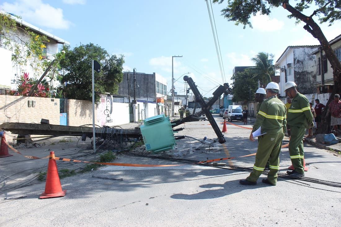 Caminhão de transporte derruba três postes na Várzea