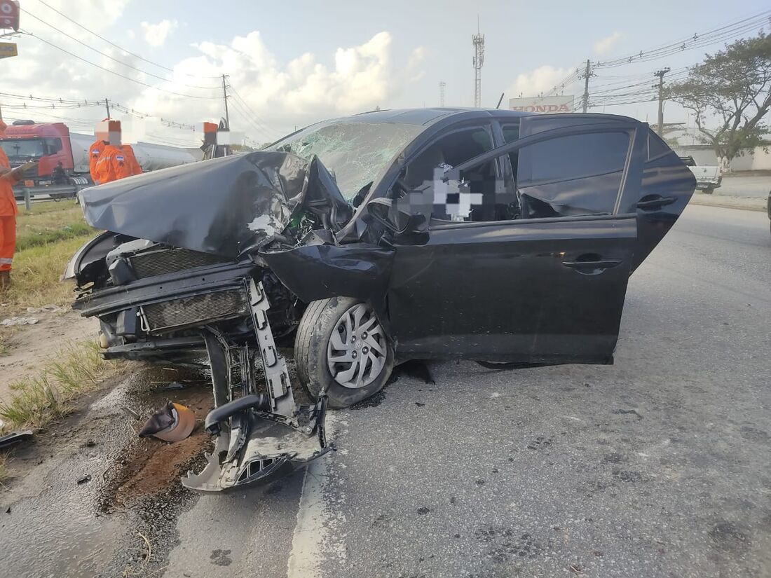 Acidente aconteceu na madrugada desta segunda-feira (9)