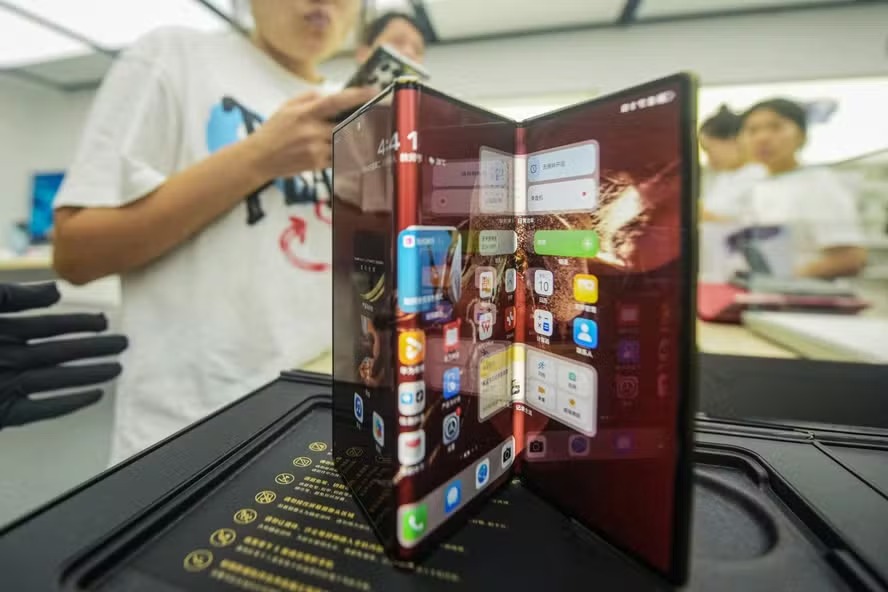 Huawei lança celular dobrável em três partes 