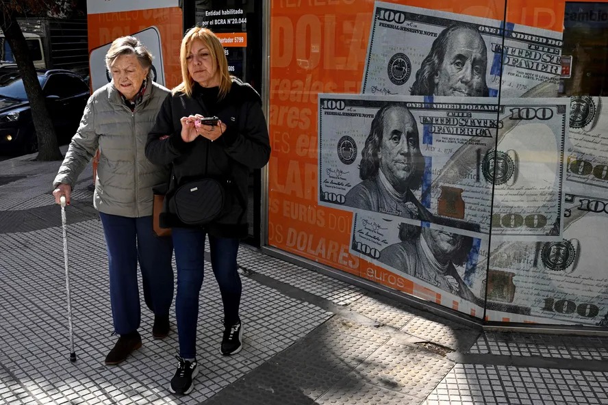 Mulheres passam em frente à casa de Câmbio em Buenos Aires 