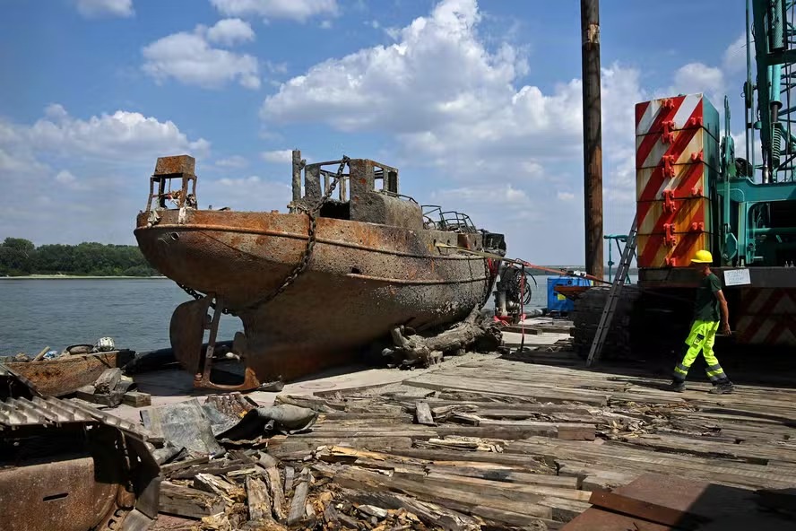 Navio caça-minas da frota alemã foi retirado do rio Danúbio, na Sérvia, em agosto de 2024; embarcação foi uma das centenas afundadas por tropas nazistas durante a Segunda Guerra 