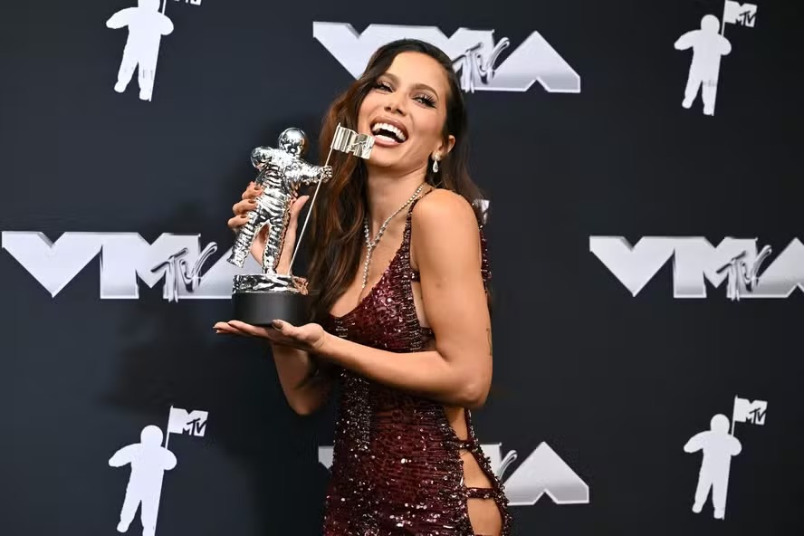 Anitta exibe mais um troféu - o terceiro consecutivo - do Video Music Awards, por melhor clipe latino com 'Mil veces' 