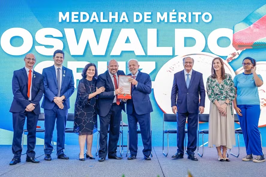 Presidente Lula e a ministra da Saúde, Nísia Trindade, entregam a medalha Oswaldo Cruz a André Fernandes, da Agência de Notícias das Favelas 