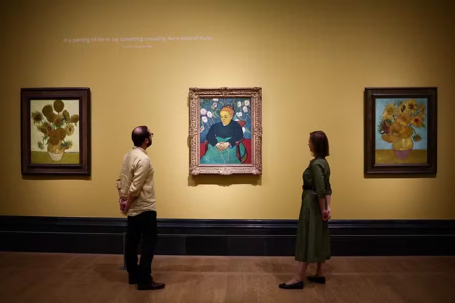 Visitantes observam quadros de Vincent Van Gogh, numa prévia para a imprensa da exposição 'Van Gogh: Poetas e Amantes', na National Gallery, em Londres 