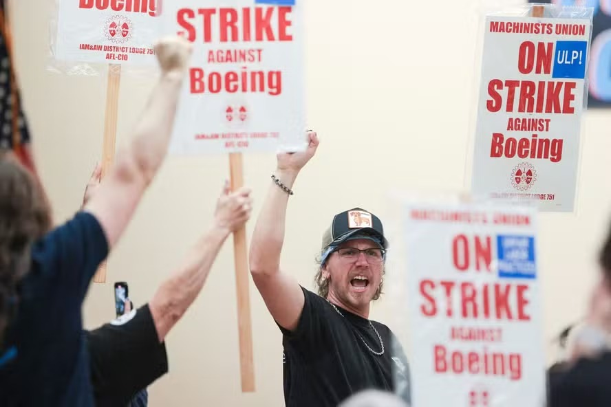 Trabalhadores da Boeing comemoram anúncio de aprovação da greve de funcionários 