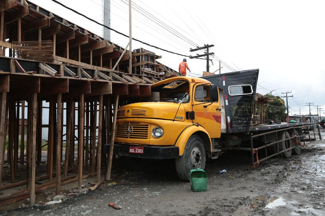 Caminhão atingiu passarela em construção na BR-232