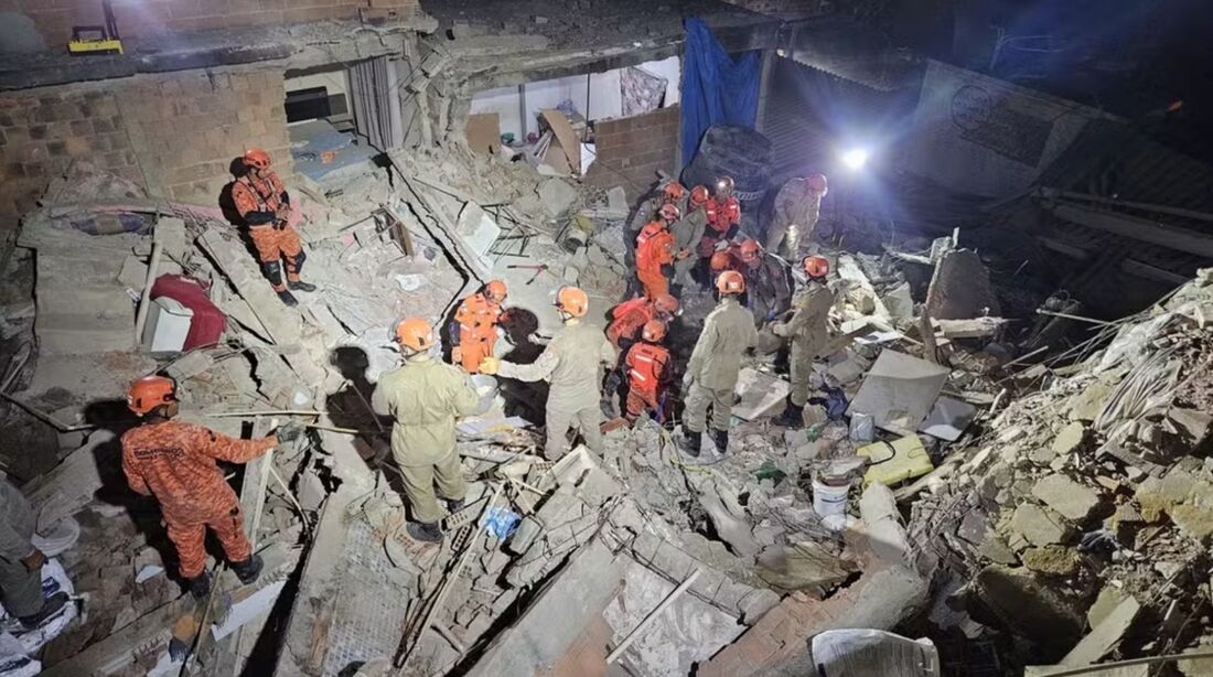 Bombeiros fazem buscas por soterrados em casa que desabou no Rio de Janeiro