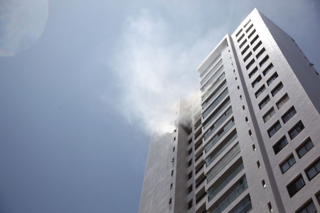 Incêndio em apartamento no bairro de Boa Viagem