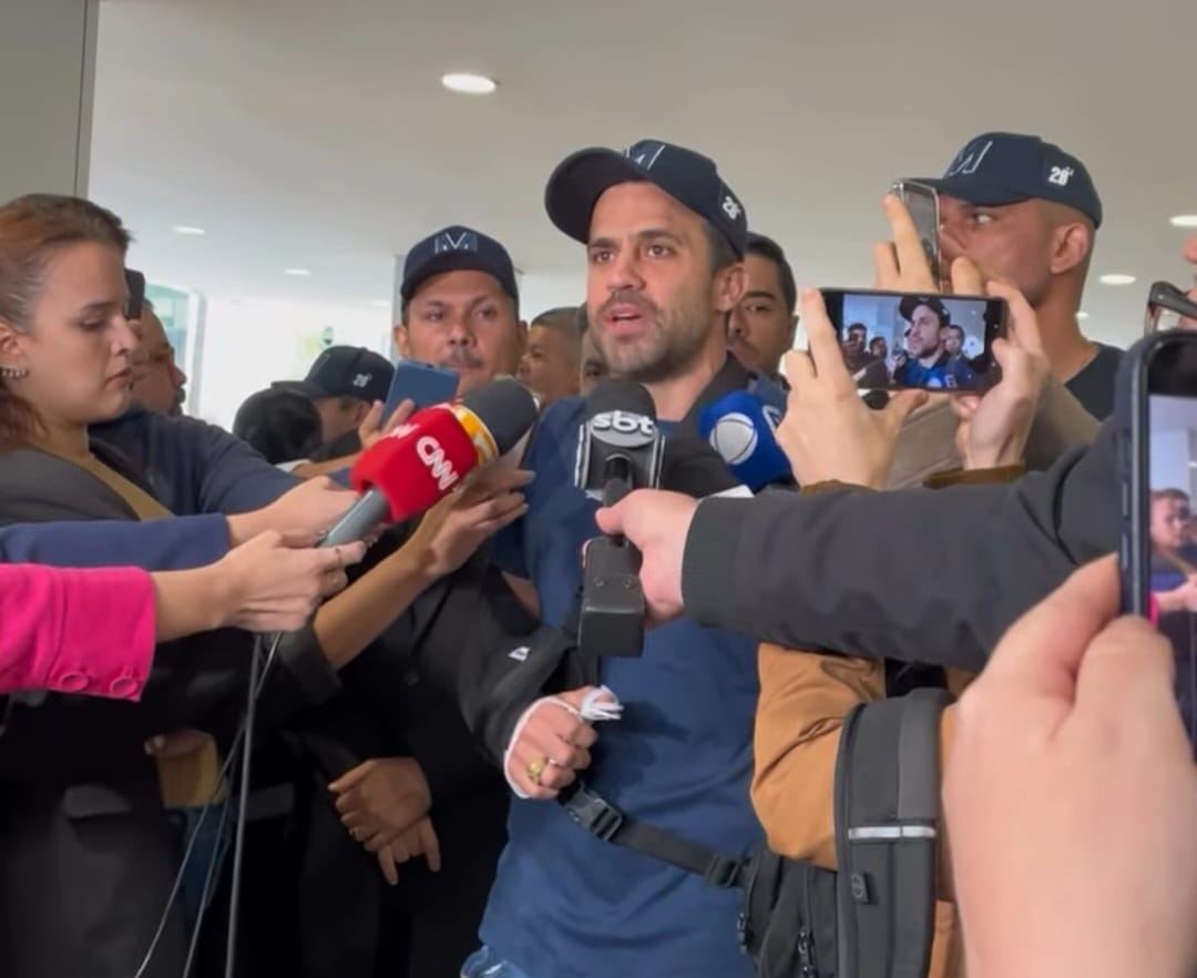 Pablo Marçal em coletiva de imprensa na porta do Hospital Sírio-Libanês