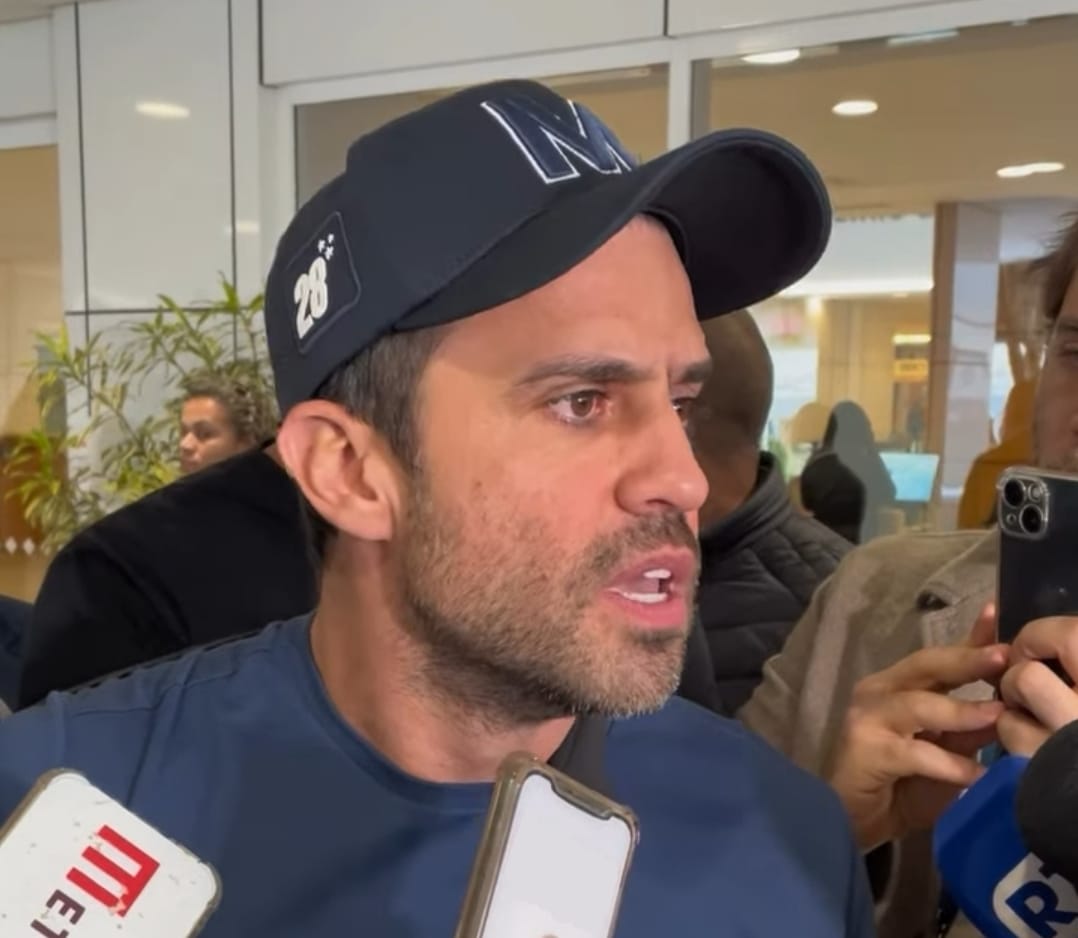 Pablo Marçal em coletiva de imprensa na porta do Hospital Sírio-Libanês 