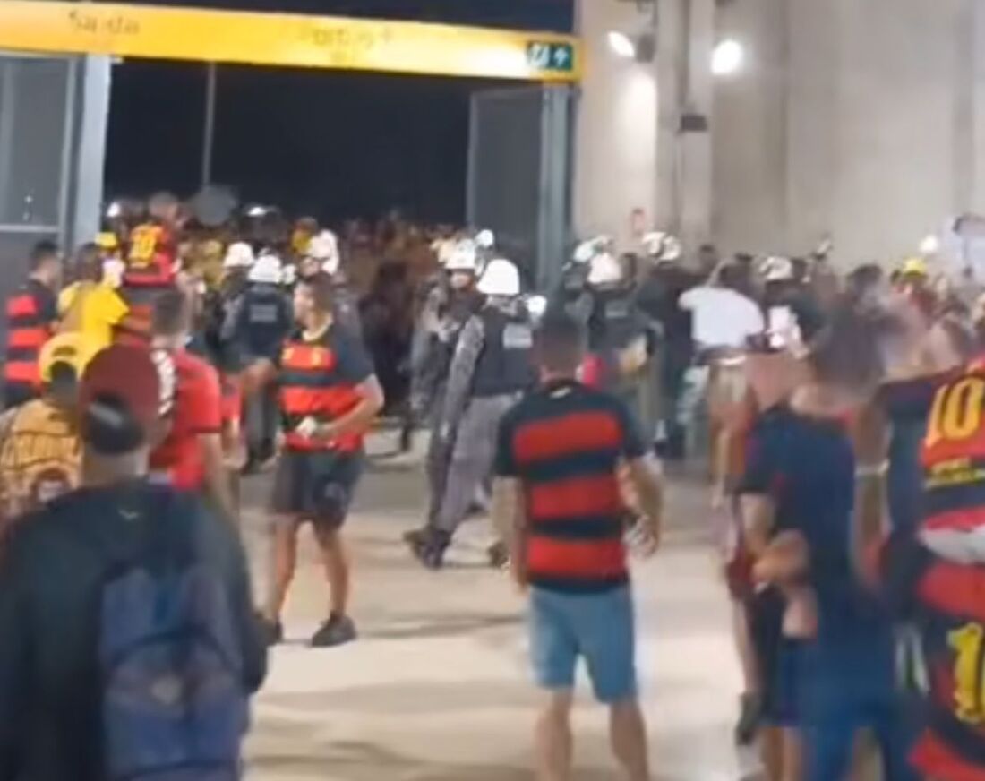 Confusão enquanto a torcida do Sport deixava a Arena de Pernambuco no último domingo (15)