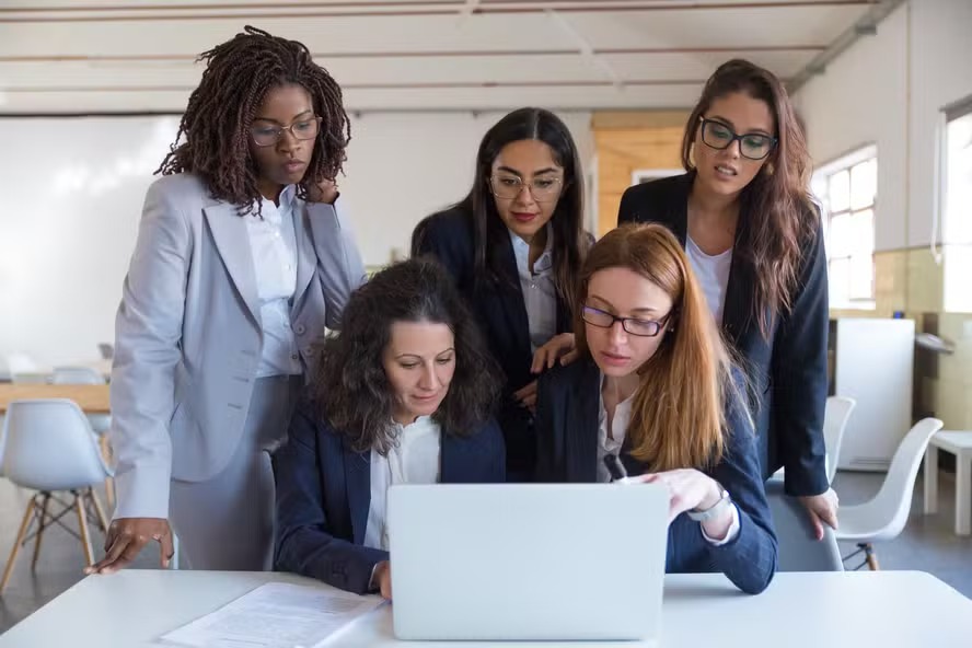 Mulheres negras são maioria entre trainees, mas ocupam menos de 5% dos cargos de direção 