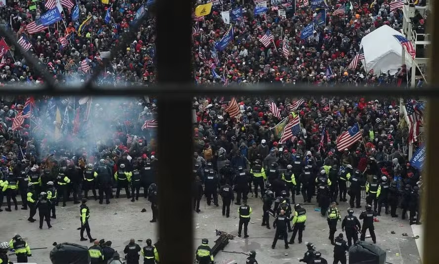 A polícia segura apoiadores do presidente dos EUA, Donald Trump, enquanto eles se reúnem em frente à Rotunda do Capitólio dos EUA 