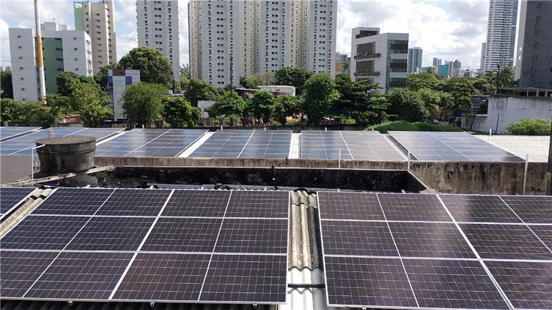 Placas solares instaladas no teto do Hospital Evangélico de Pernambuco