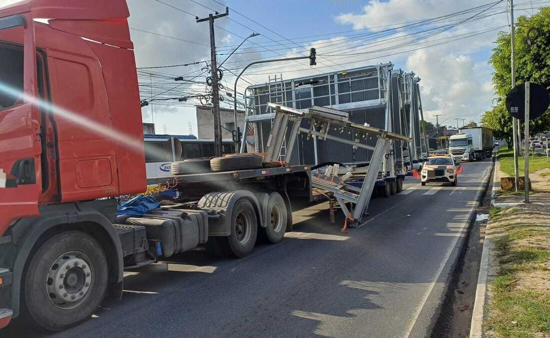 Queda de carga deixou trânsito complicado