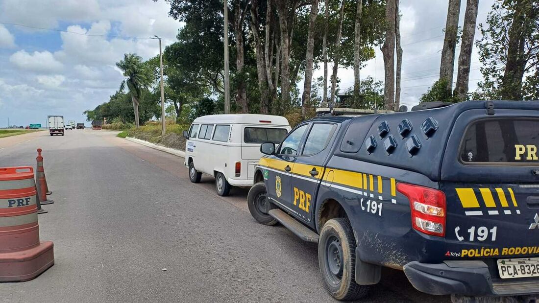 Policiais rodoviários federais localizaram os suspeitos, que foram rpesos