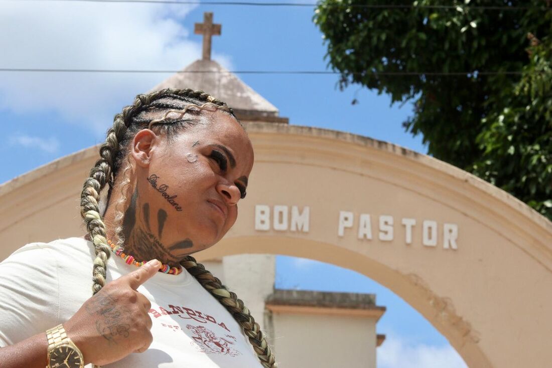 Movimentação de fãs em frente à Colônia Penal Feminina do Recife, onde Solange Bezerra aguarda por liberdade