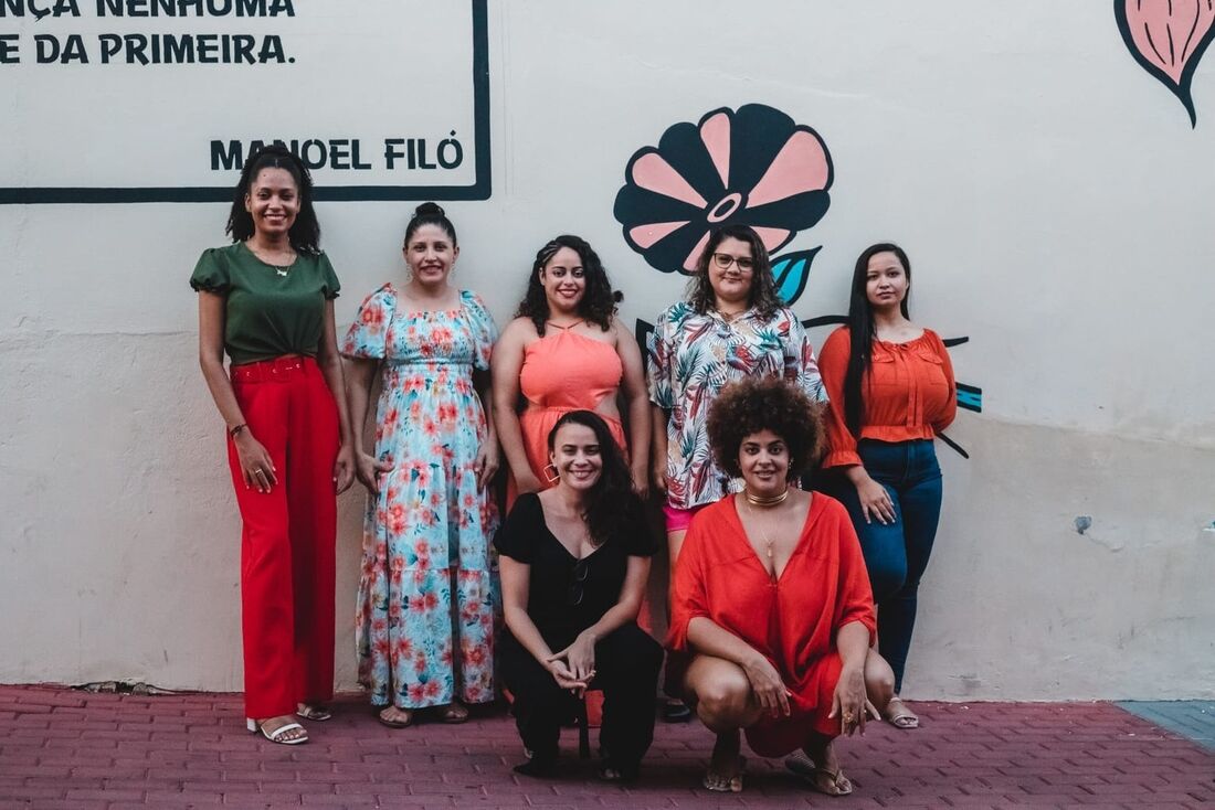 Francisca Araújo, Erivoneide Amaral, Dayane Rocha, Elenilda Amaral e Milene Augusto (em pé), Thaynnara Queiroz e Luna Vitrolira forma o grupo "Mulheres de Repente". Crédito das imagens: 