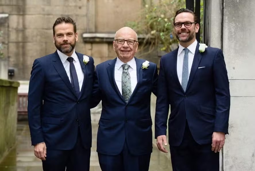 Rupert Murdoch aparece ladeado por seus filhos Lachlan (à esquerda) e James 