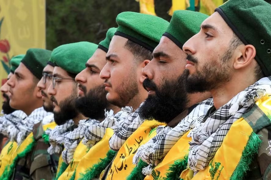 Combatentes do Hezbollah em funeral de membros mortos durante ataque a dispositivos eletrônicos no Líbano 