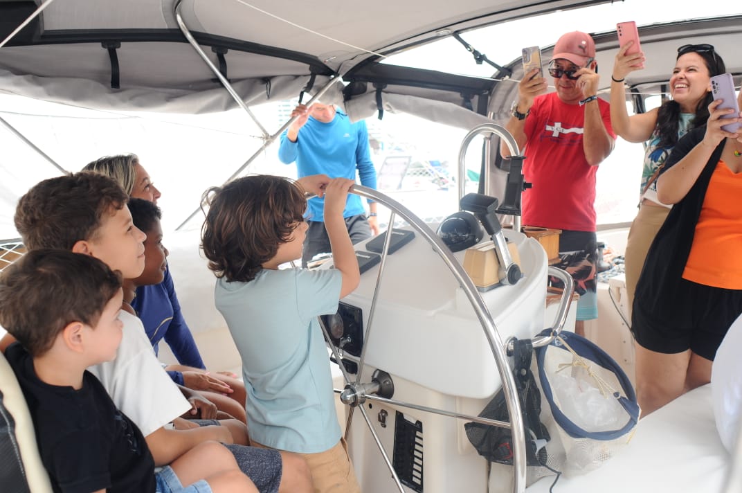 Crianças e adolescentes portadores da síndrome do espectro autista e suas famílias visitam as embarcações do Cabanga Iate Clube de Pernambuco