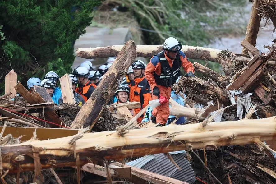 Bombeiros buscam por desaparecidos, em meio a escombros trazidos pelas fortes chuvas, na cidade de Wajima, província de Ishikawa 