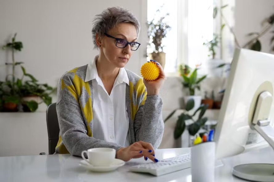 A menopausa afeta profundamente o desempenho e o comportamento da mulher no ambiente de trabalho 