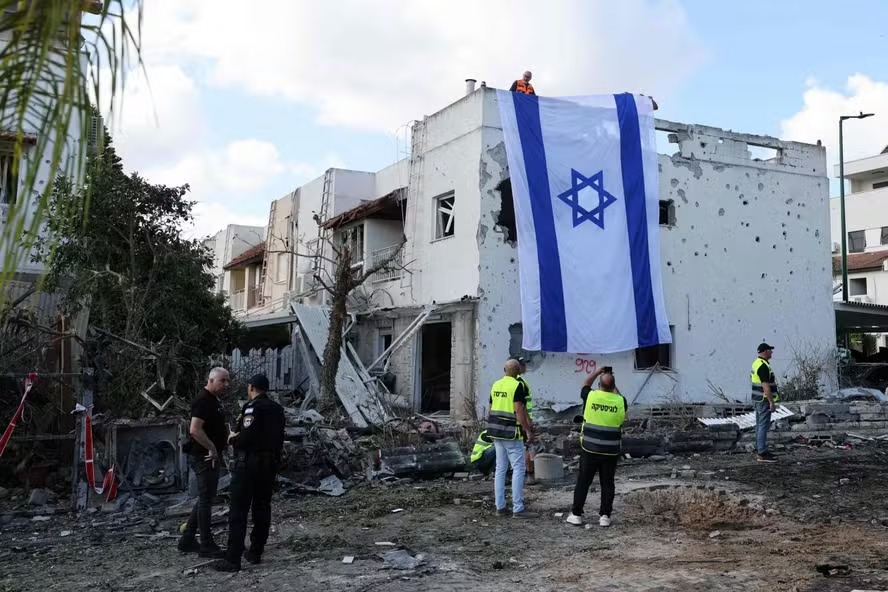 Bandeira de Israel pendurada em prédio alvo de ataque do Hezbollah em Haifa 