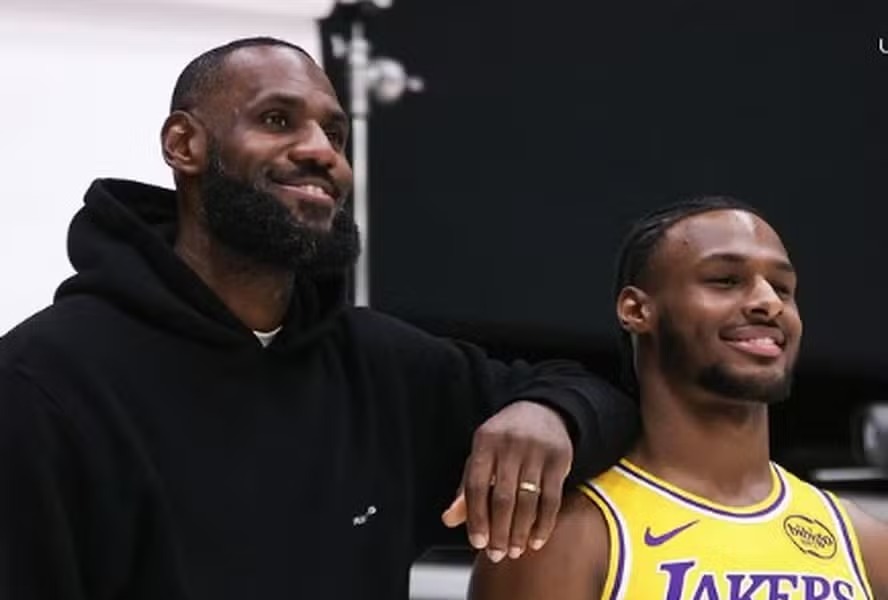 LeBron e Bronny James posam para fotos