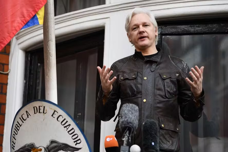 O fundador do Wikileaks, Julian Assange, durante sua estadia na Embaixada do Equador, em Londres 