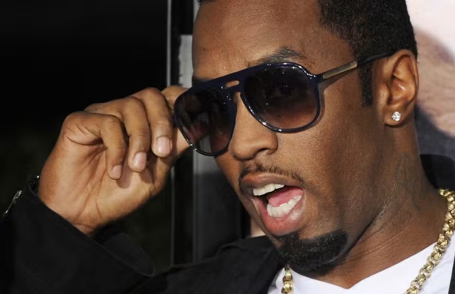 Diddy se declarou inocente de todas as acusações, e seus advogados argumentaram arduamente para que ele fosse liberado sob fiança, propondo a um juiz que ele pagasse US$ 50 milhões 