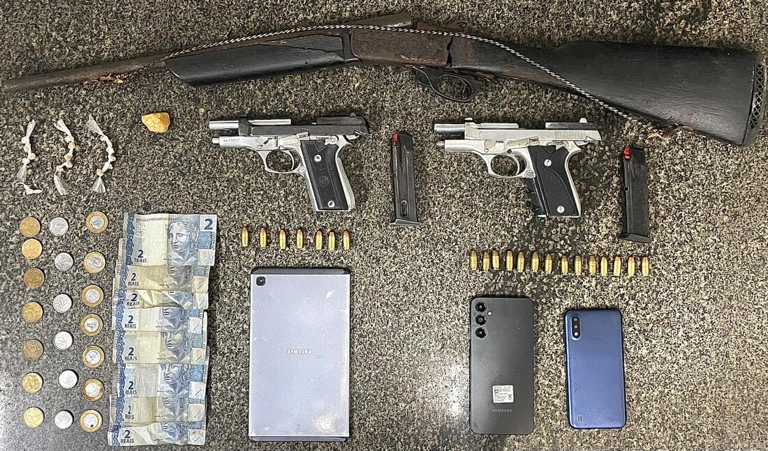 Foram apreendidas da ação policial três armas, munições intactas, celulares, dinheiro em espécie e pedras de crack