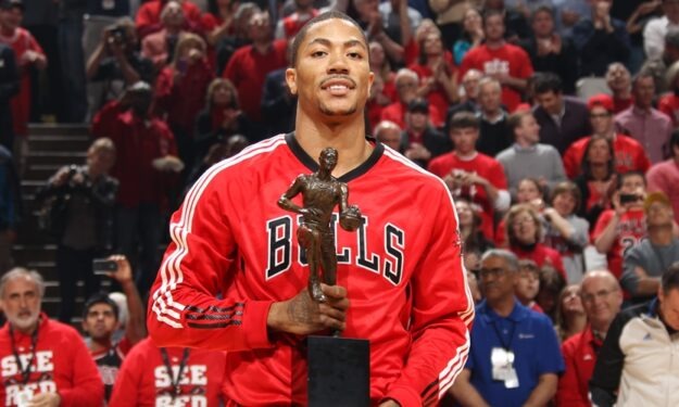 Derrick Rose recebendo prêmio de MVP em 2011