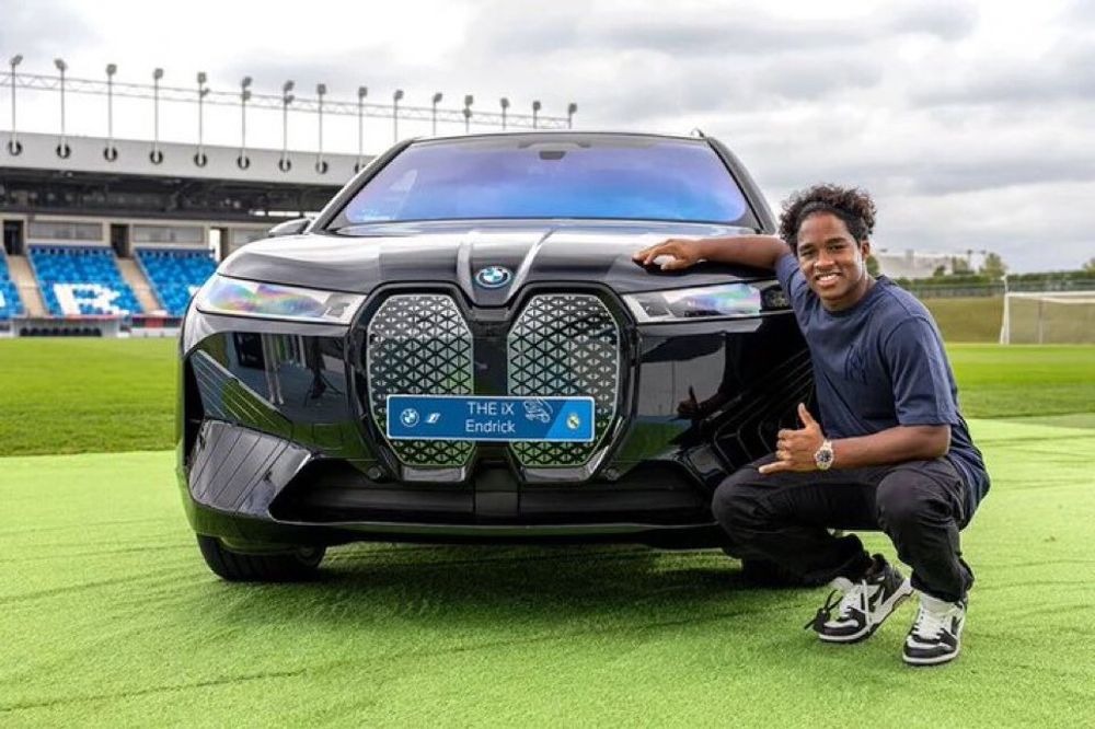 Jogadores do Real Madrid são presenteados com carros de luxo