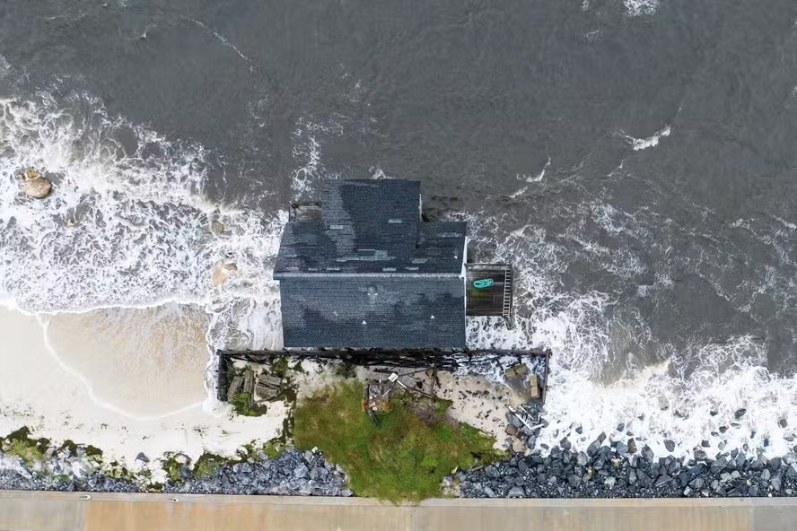 Vista aérea mostra uma casa na linha costeira antes da chegada do furacão Helene em Alligator Point, Flórida 