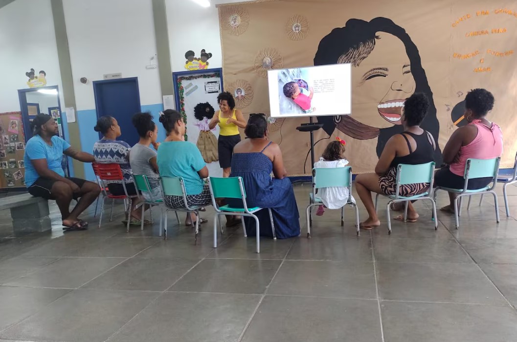 Pais recebem fotos de seus filhos vestidos com becas e se emocionam.