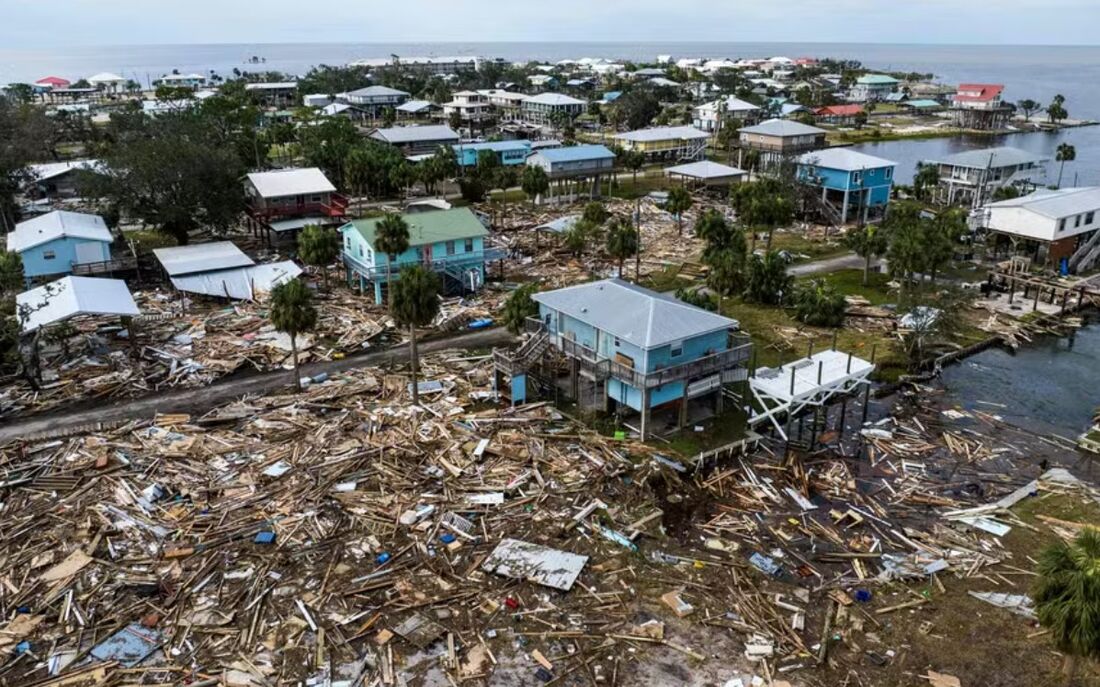 Vista aérea das casas danificadas após passagem do furacão Helene em Horseshoe Beach, Flórida.