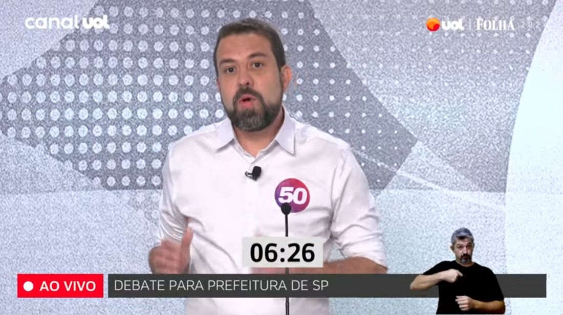 Guilherme Boulos (PSOL) durante debate no Uol