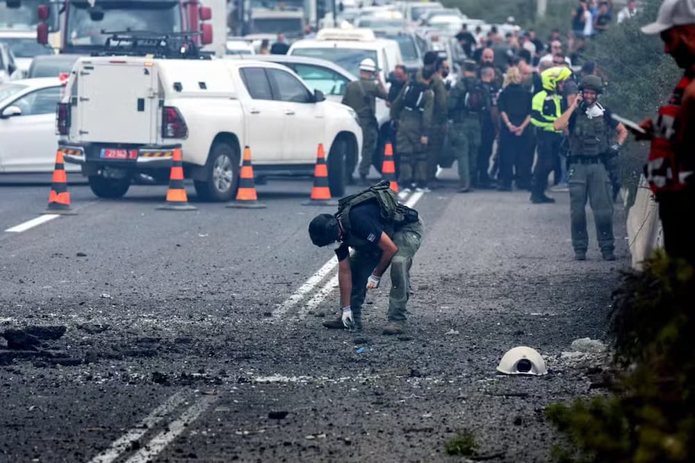 Equipe de emergência faz perícia em local do impacto de um foguete supostamente disparado do Líbano, no cruzamento de Horeshim, no centro de Israel