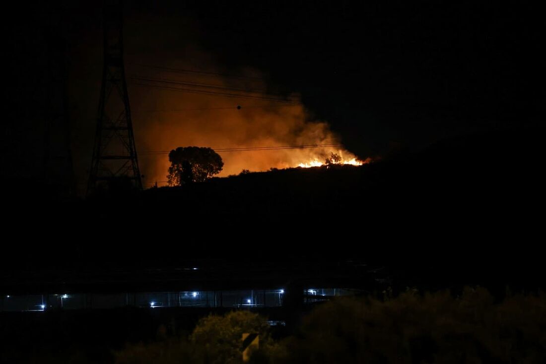 Incêndio irrompe entre o Aeroporto Internacional Ben Gurion, perto de Tel Aviv, e a cidade de Modiin após um ataque de míssil iraniano