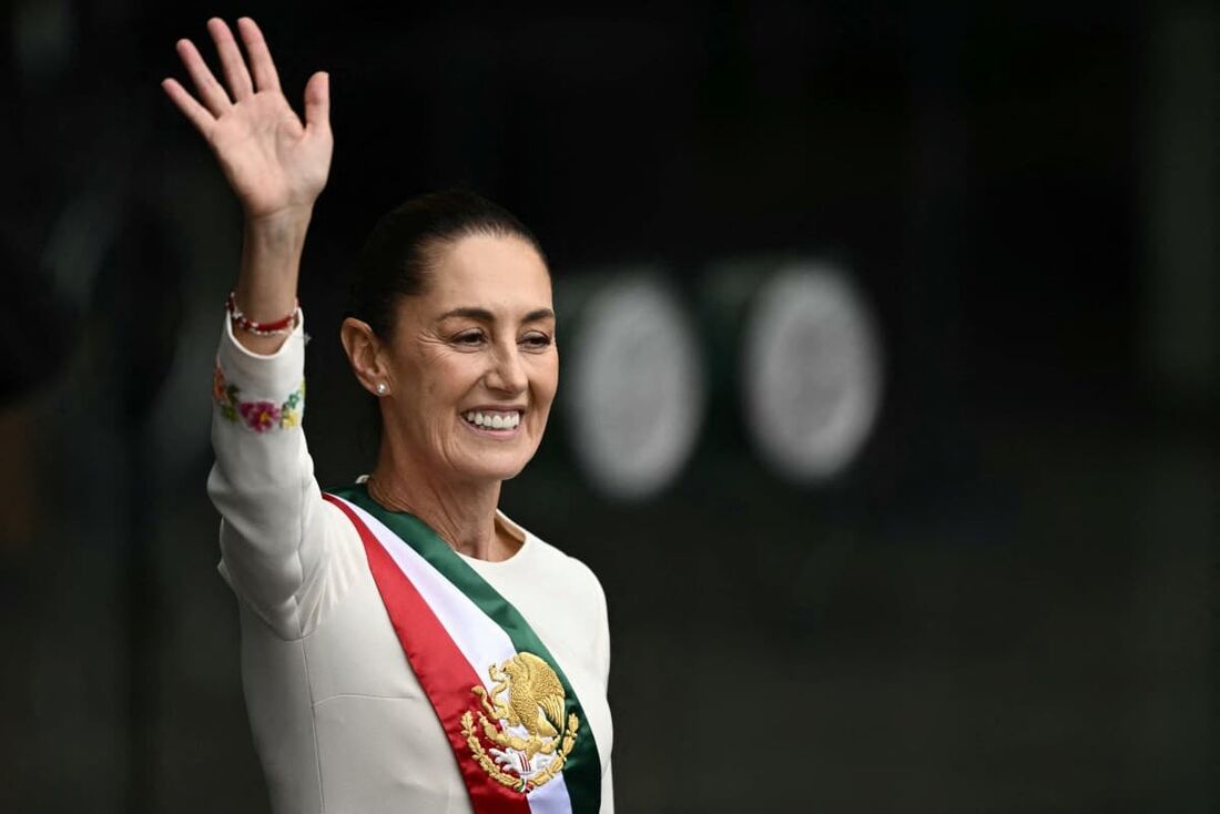 A presidente do México, Claudia Sheinbaum, acena para a multidão ao deixar o Congresso da União após sua cerimônia de posse na Cidade do México em 1&ordm; de outubro de 2024.