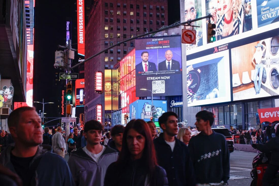 Uma tela exibe o debate vice-presidencial da CBS entre o senador dos EUA e candidato republicano a vice-presidente JD Vance e o governador de Minnesota e candidato democrata a vice-presidente Tim Walz na Times Square, em Nova York