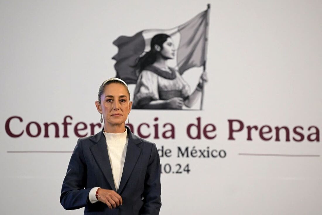 A presidente do México, Claudia Sheinbaum, durante sua primeira conferência matinal no Palácio Nacional na Cidade do México em 2 de outubro de 2024