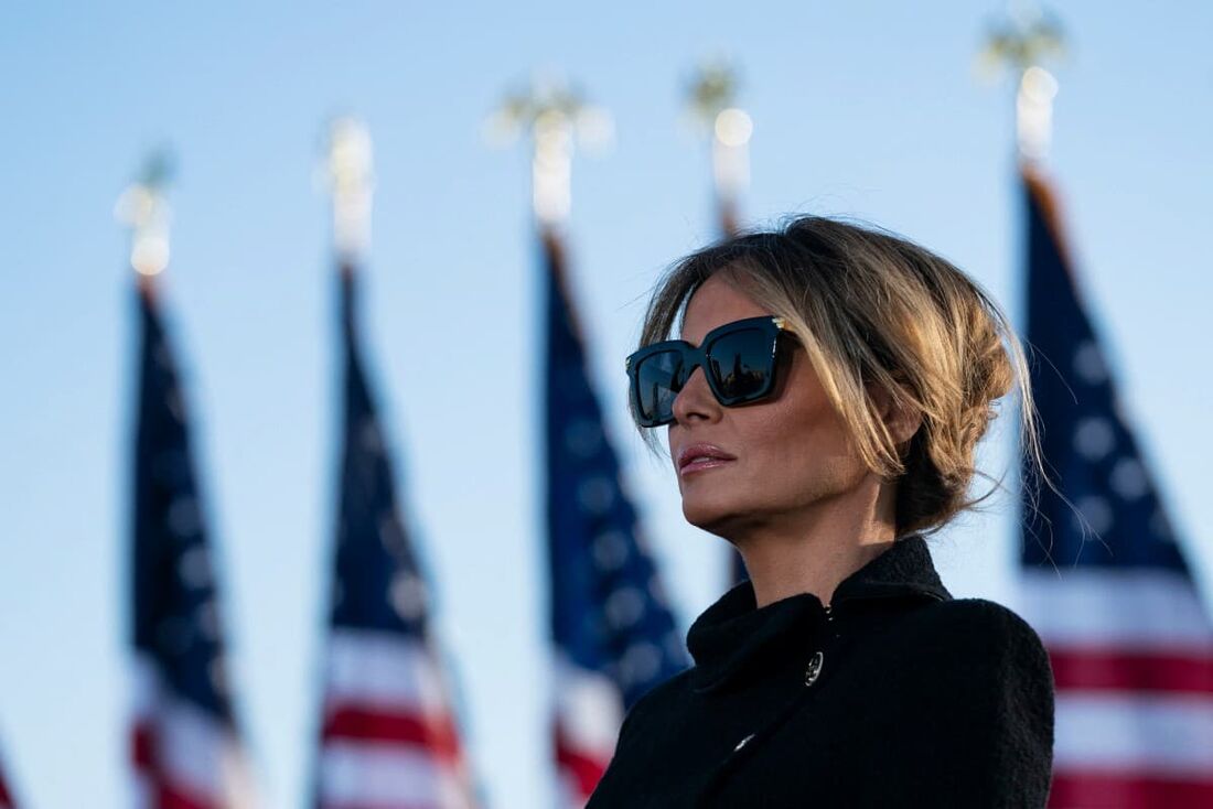  A primeira-dama cessante Melania Trump ouve seu marido, o presidente cessante dos EUA, Donald Trump, discursar para convidados na Joint Base Andrews, em Maryland, em 20 de janeiro de 2021.