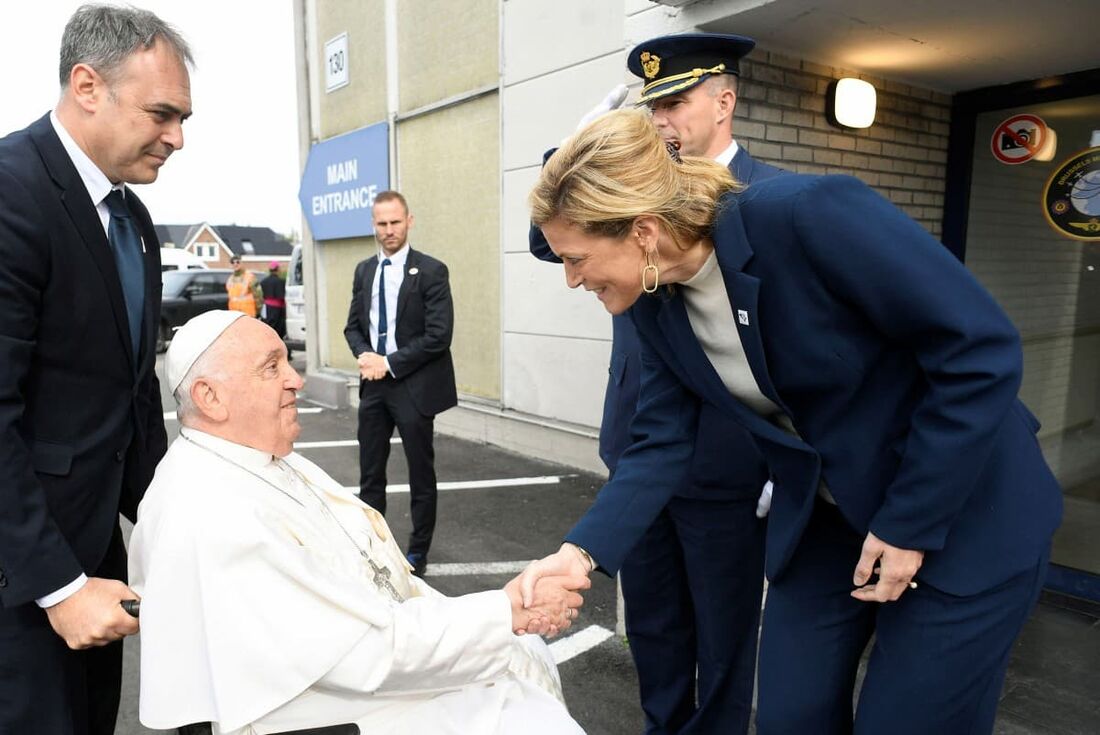 O Papa Francisco aperta a mão da Ministra do Interior belga Annelies Verlinden 