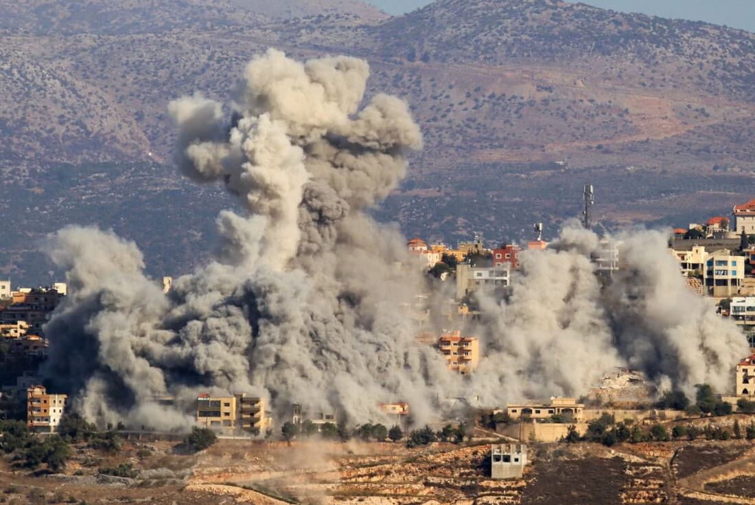 Fumaça sobe durante um ataque aéreo israelense na vila de Khiam, no sul do Líbano